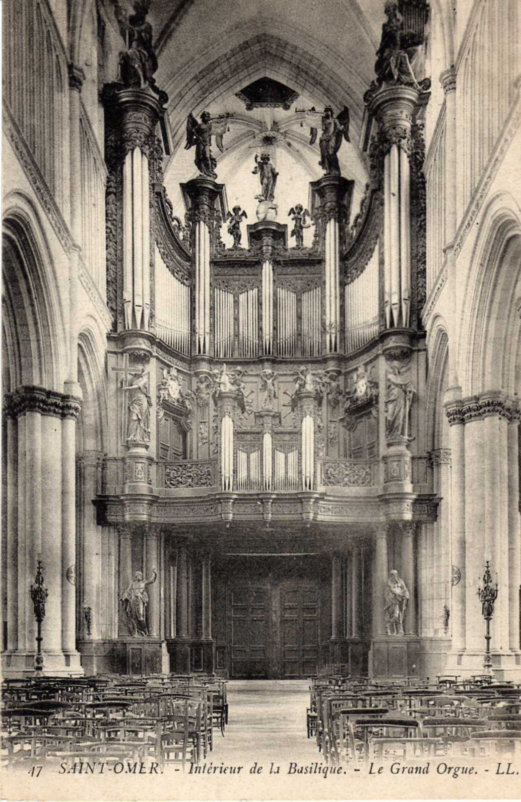 Cet orgue fut fabriqué en 1717 par les frères Piette menuisiers à St Omer, c'est le plus beau Buffet d'orgue de style Baroque , il fut rénové en 1855 par Cavaillé-Coll .
